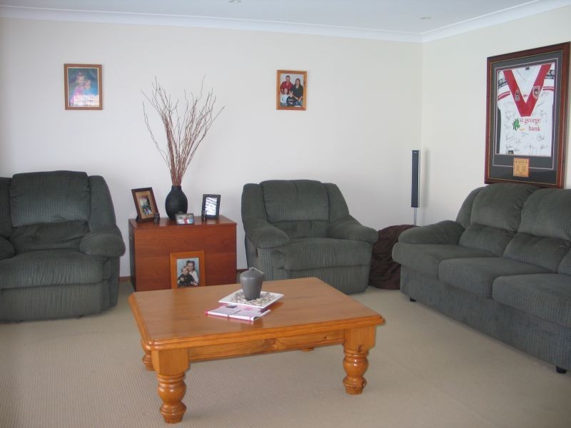 8 Oval Drive, Shoalhaven Heads NSW 2535