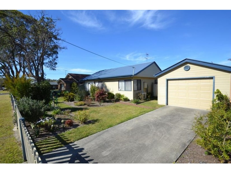 4 Lovegrove Street, Shoalhaven Heads NSW 2535