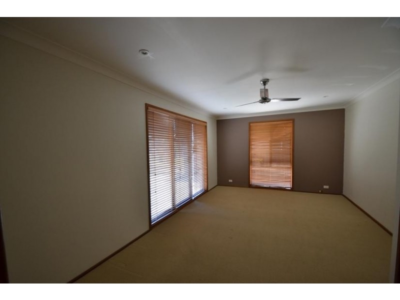 8 Oval Drive, Shoalhaven Heads NSW 2535