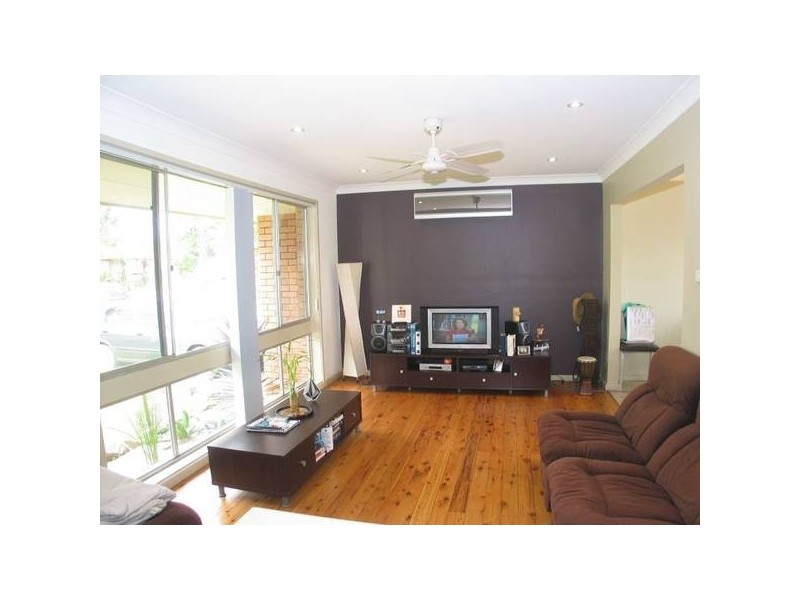 8 Monk Crescent, Bomaderry NSW 2541