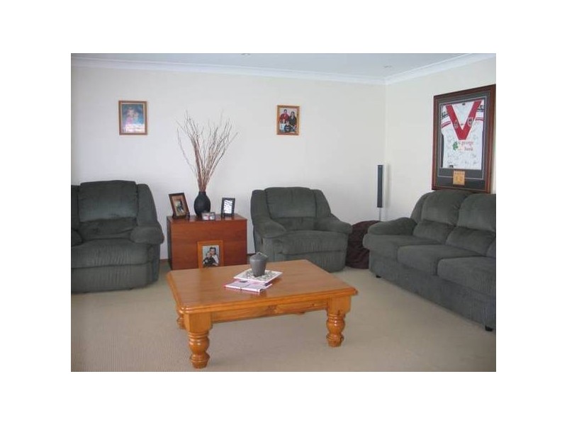 8 Oval Drive, Shoalhaven Heads NSW 2535