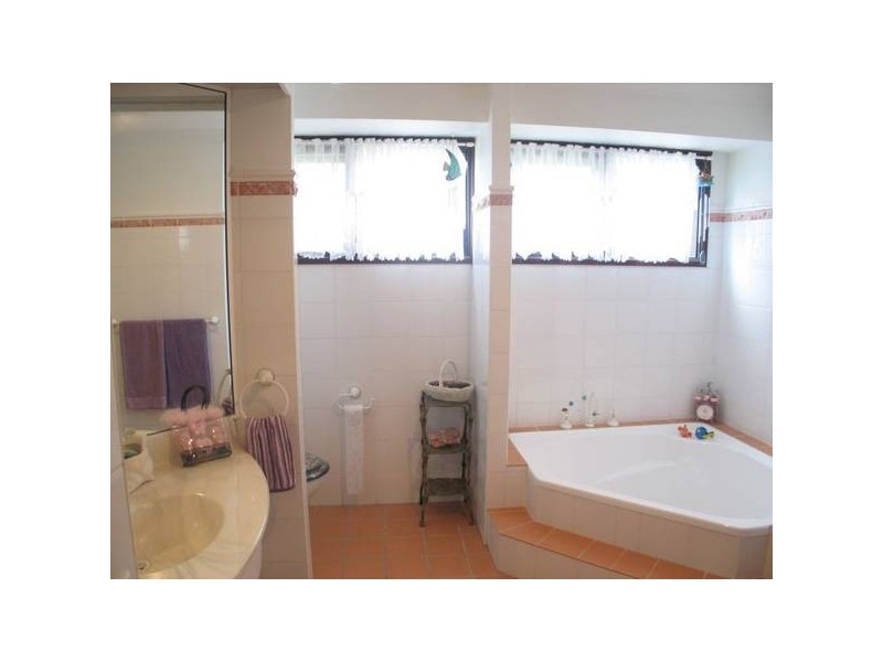 4 Oval Drive, Shoalhaven Heads NSW 2535