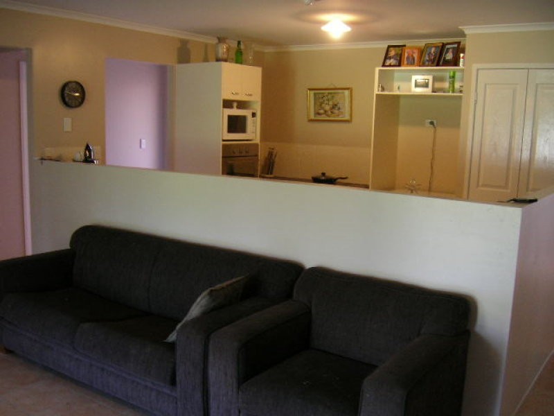 8 Robson St, Kilcoy QLD 4515