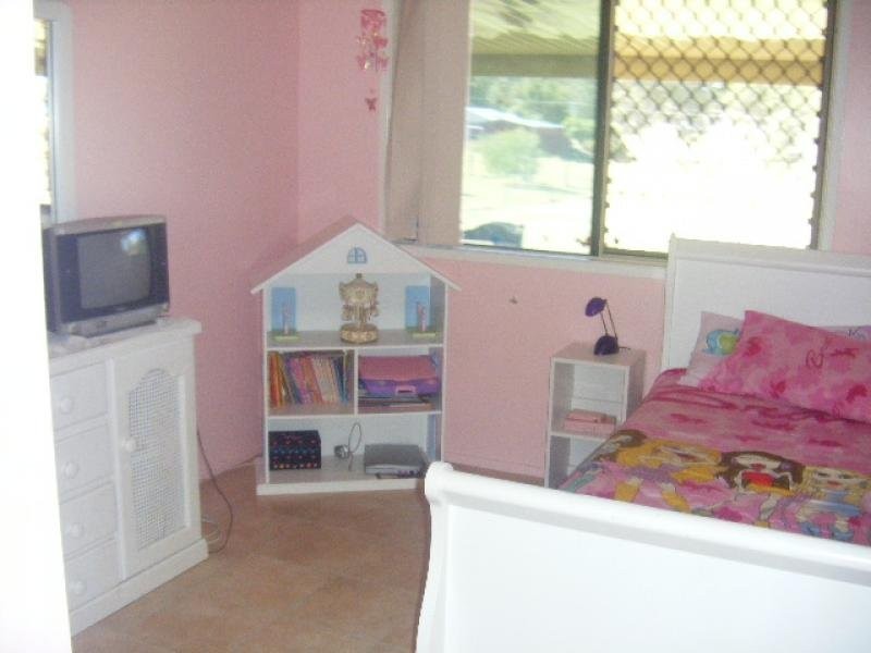 8 Robson St, Kilcoy QLD 4515