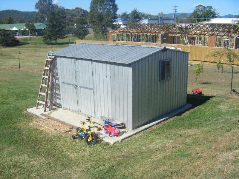 8 Robson St, Kilcoy QLD 4515