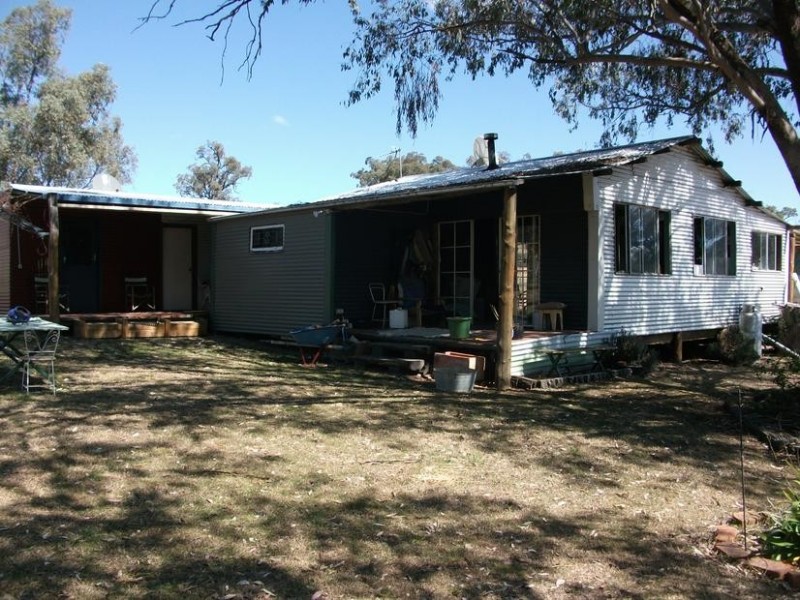 5 Rayners Rd, Texas NSW 4385