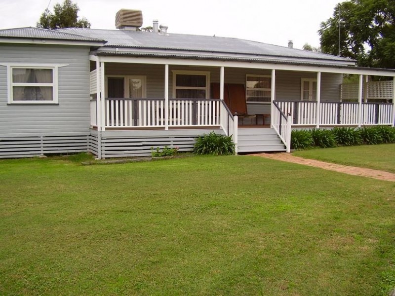 12 Avon St, Texas NSW 4385