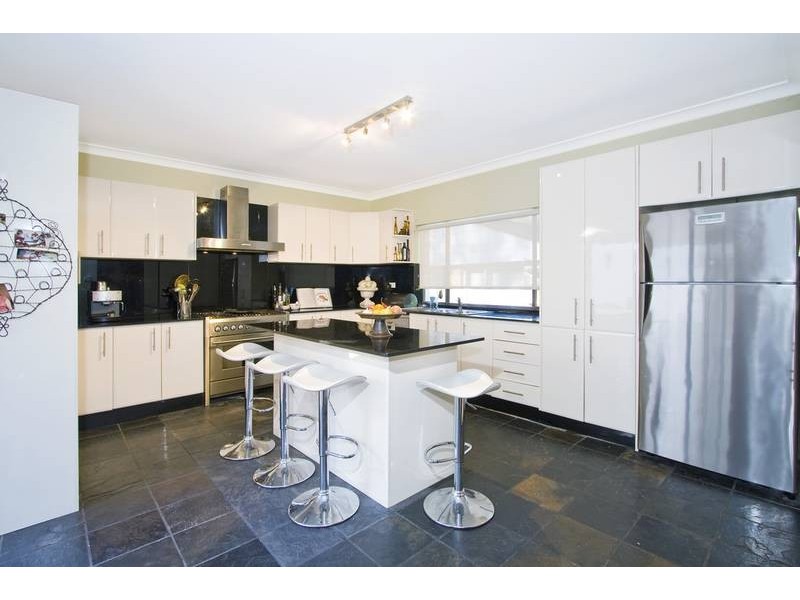 2 Glentrees Avenue, Forestville NSW 2087