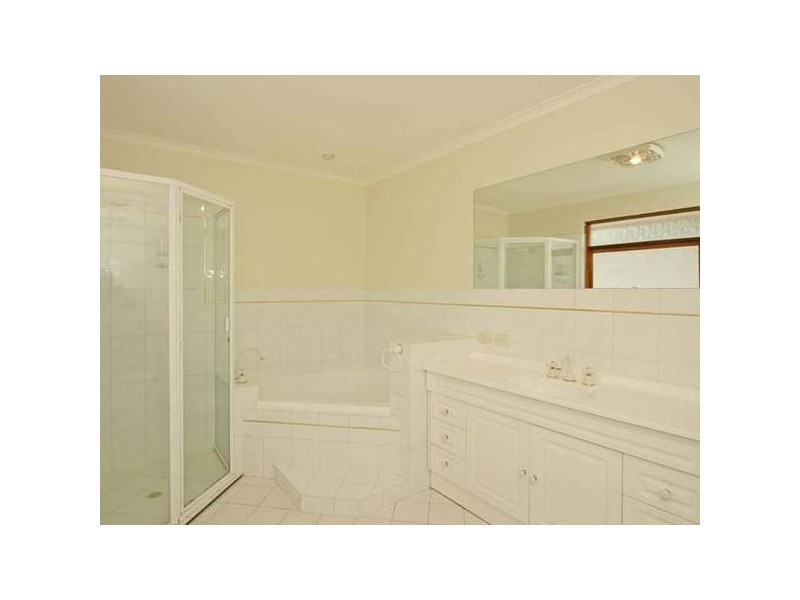 25 Sunnymeade Drive, Aberfoyle Park SA 5159