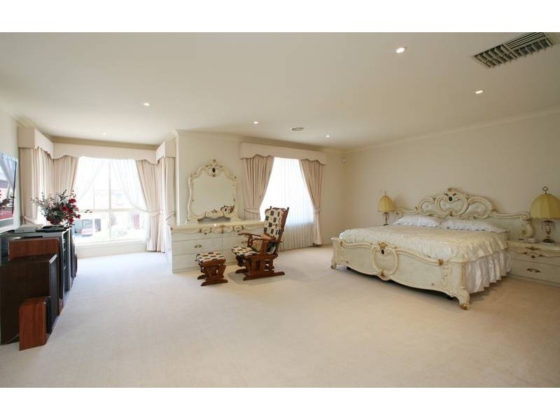 18 Webb Court, Rowville VIC 3178