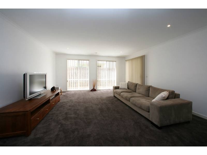 77 Sovereign Manors Crescent, Rowville VIC 3178