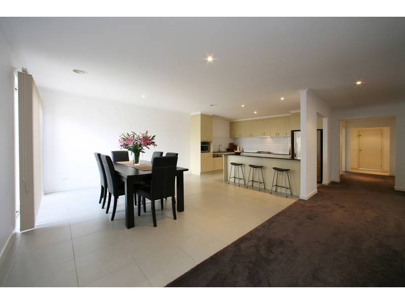 77 Sovereign Manors Crescent, Rowville VIC 3178