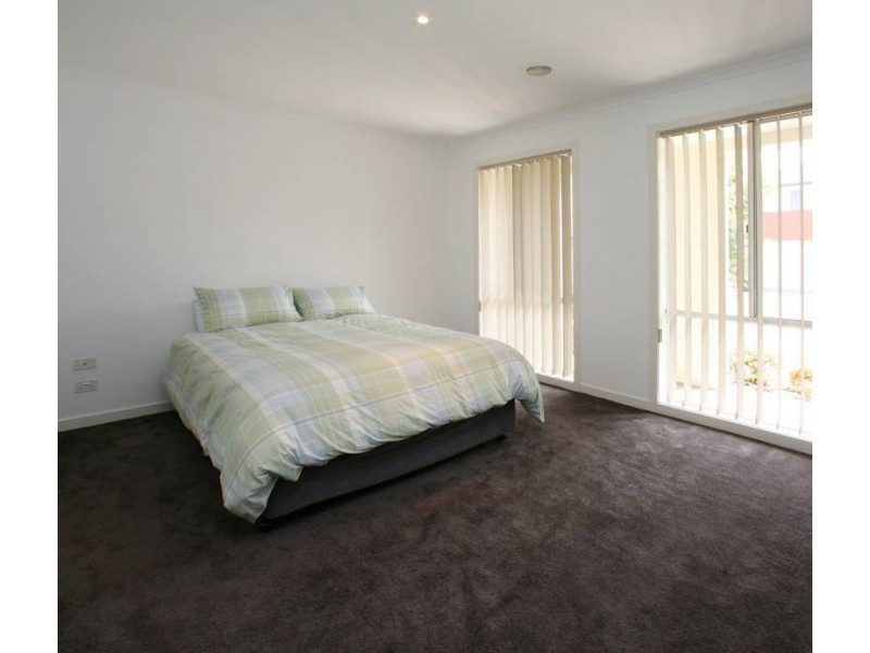 77 Sovereign Manors Crescent, Rowville VIC 3178