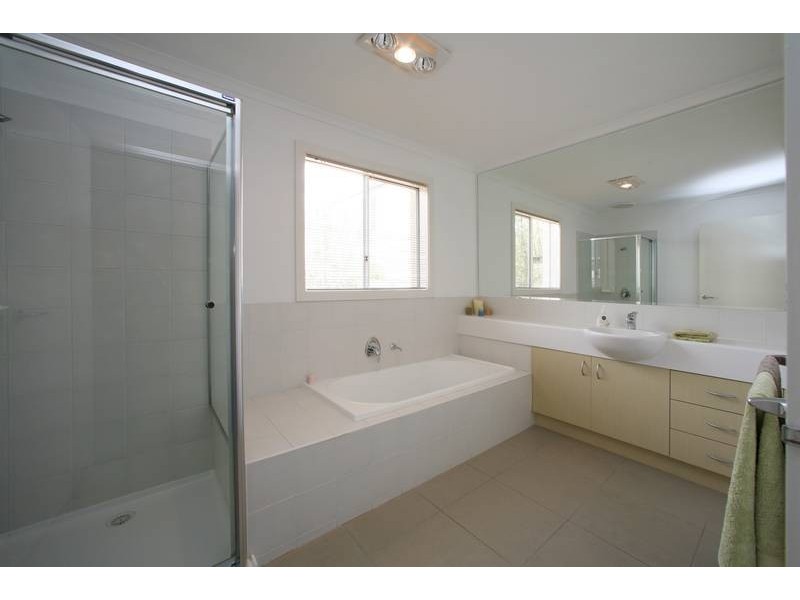 77 Sovereign Manors Crescent, Rowville VIC 3178