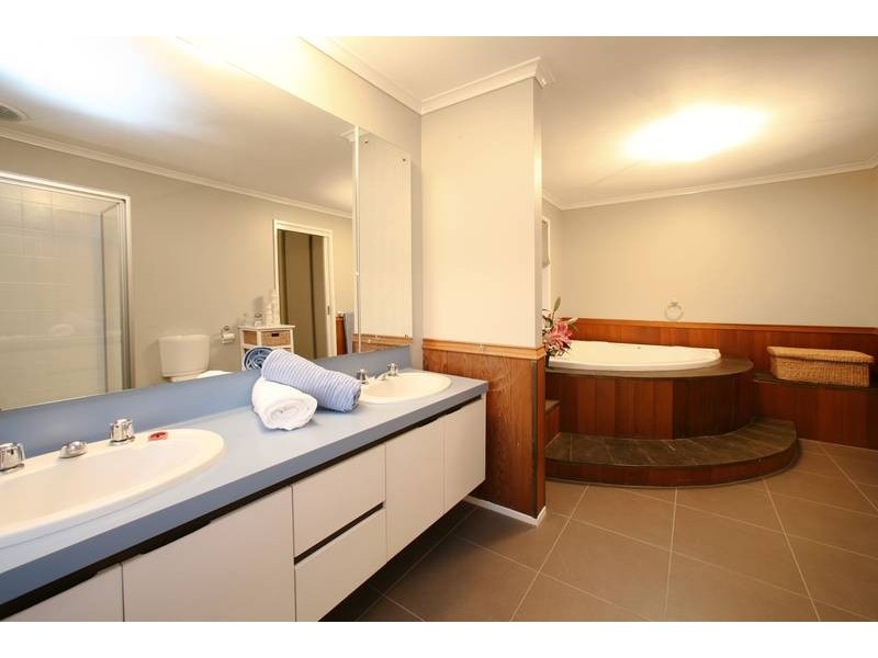 17 Taylors Lane, Rowville VIC 3178