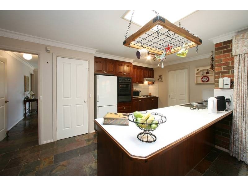 33 Halsbury Drive, Rowville VIC 3178