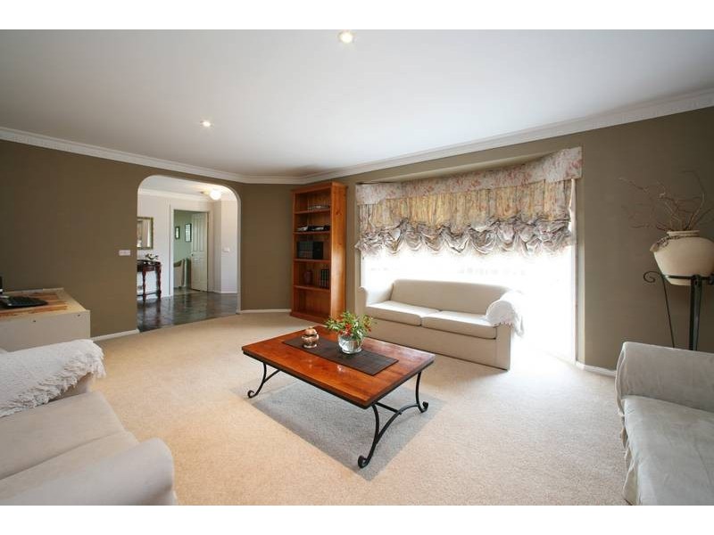 33 Halsbury Drive, Rowville VIC 3178