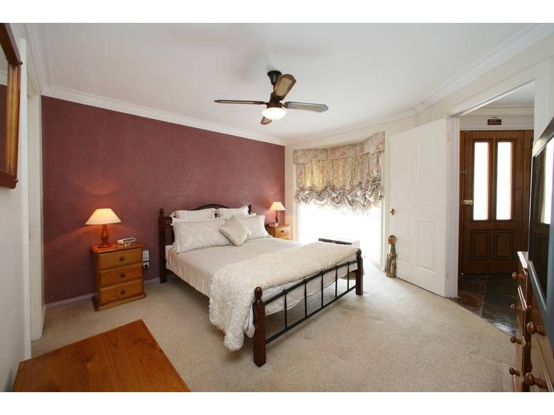 33 Halsbury Drive, Rowville VIC 3178