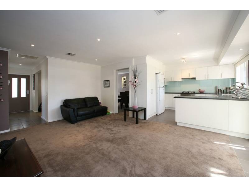 203 Dandelion Drive, Rowville VIC 3178