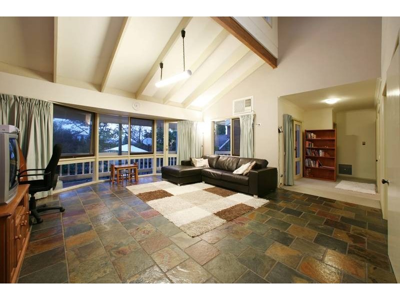 18 Tinarra Court, Wantirna South VIC 3152