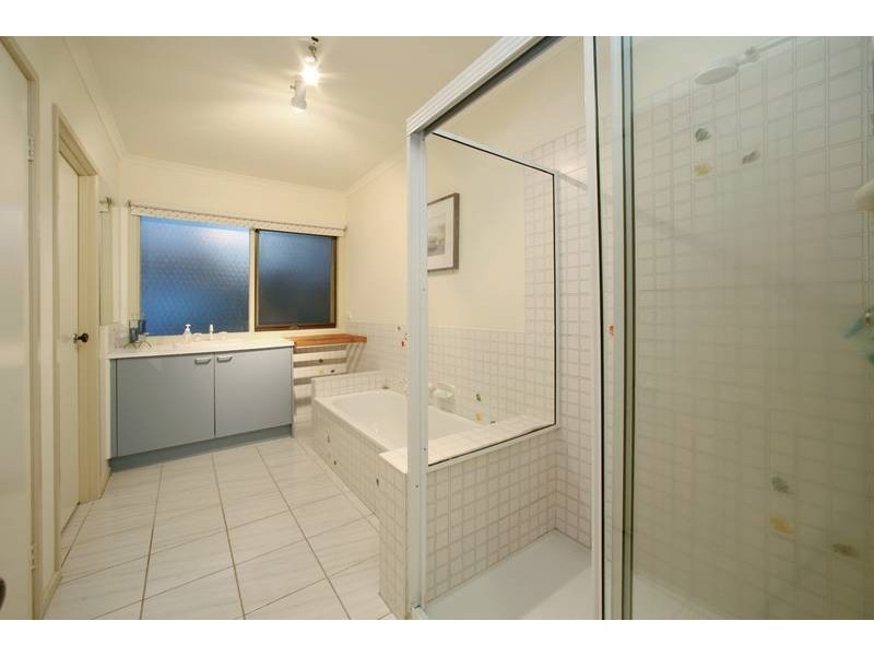 18 Tinarra Court, Wantirna South VIC 3152