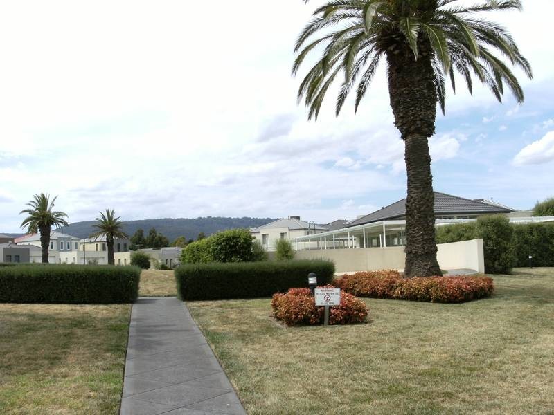 52 Sovereign Manors Crescent, Rowville VIC 3178