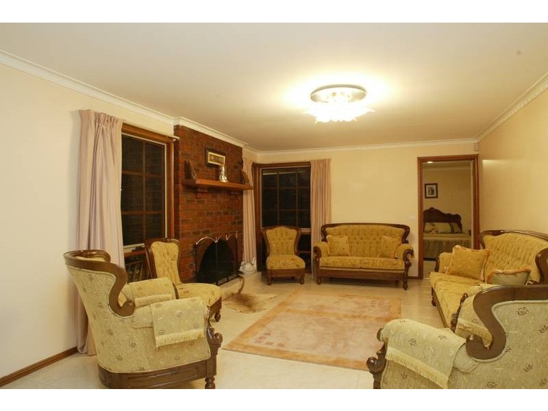42 Halsbury Drive, Rowville VIC 3178