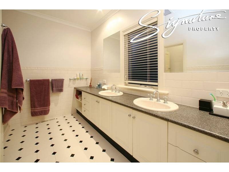 6 Helmsley Avenue, Lysterfield VIC 3156