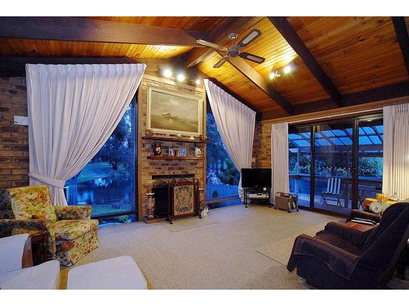 18 Bridgewater Way, Rowville VIC 3178