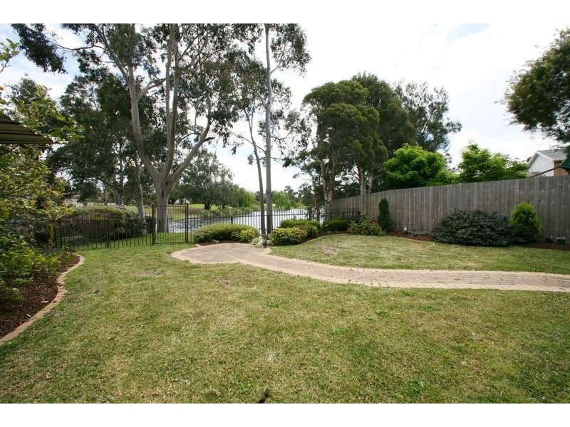 18 Bridgewater Way, Rowville VIC 3178