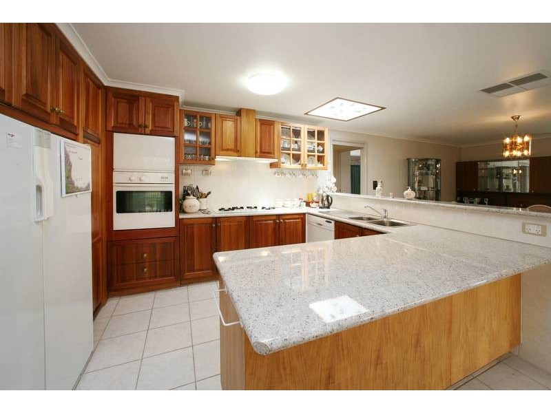 8 Metcalf Crescent, Rowville VIC 3178