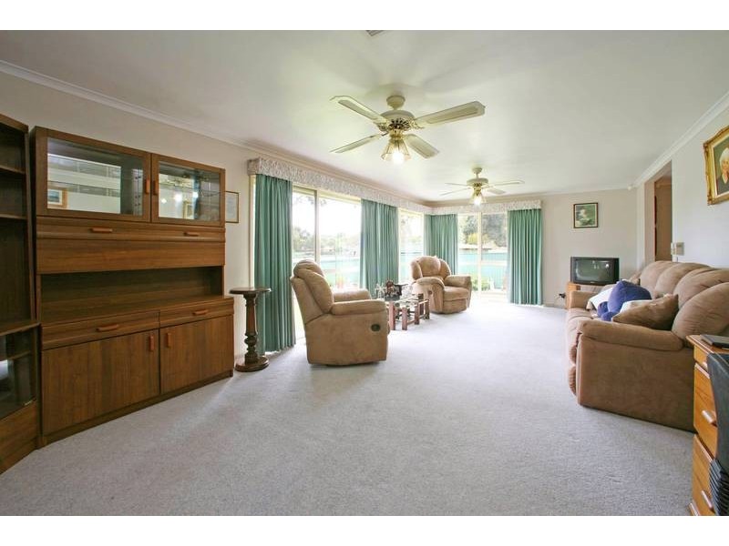 8 Metcalf Crescent, Rowville VIC 3178