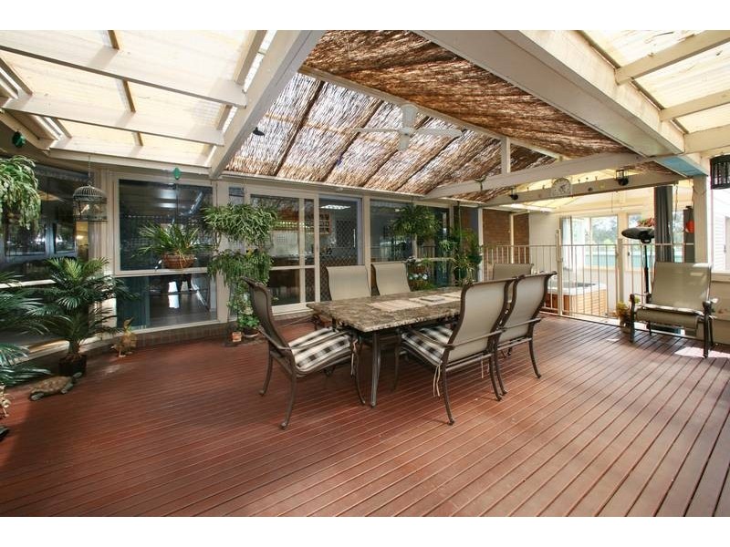 8 Metcalf Crescent, Rowville VIC 3178