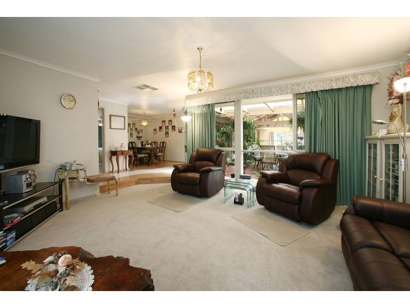 8 Metcalf Crescent, Rowville VIC 3178