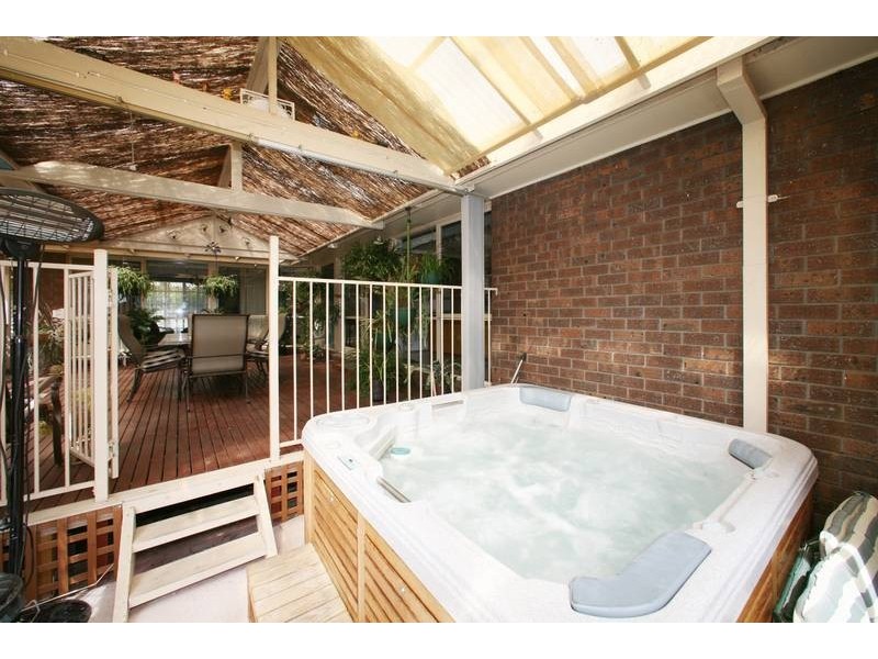 8 Metcalf Crescent, Rowville VIC 3178