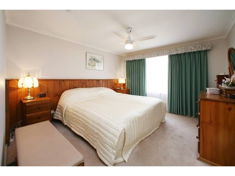 8 Metcalf Crescent, Rowville VIC 3178