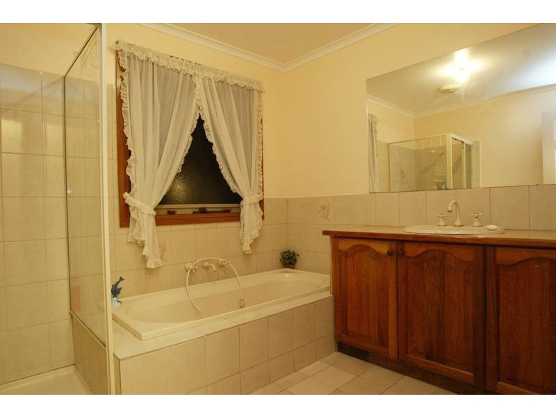 42 Halsbury Drive, Rowville VIC 3178