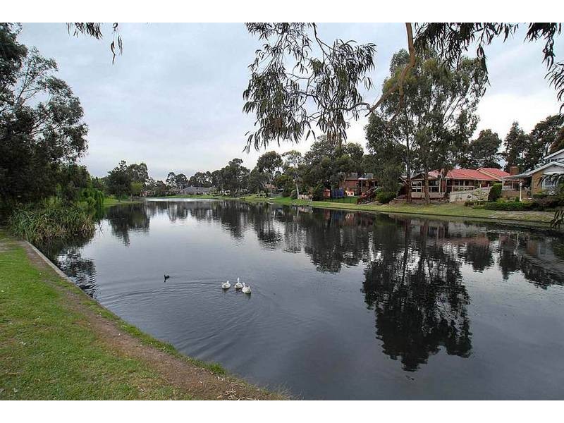 18 Bridgewater Way, Rowville VIC 3178