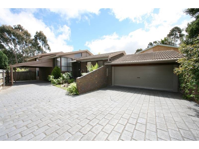 18 Bridgewater Way, Rowville VIC 3178