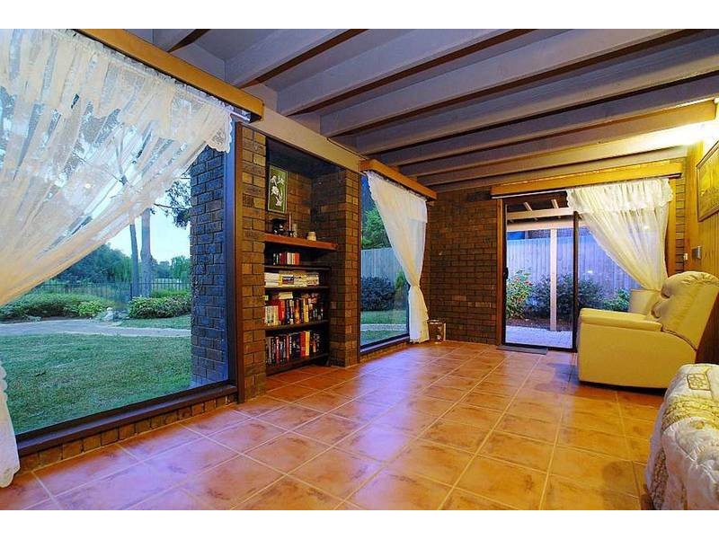 18 Bridgewater Way, Rowville VIC 3178