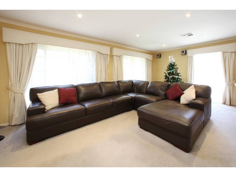 11 Bristol Place, Rowville VIC 3178