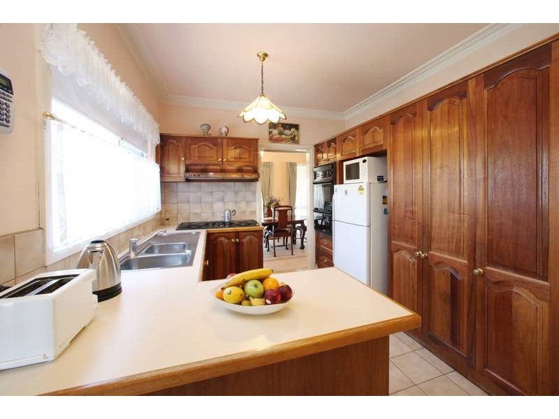 2 Severn Crescent, Rowville VIC 3178