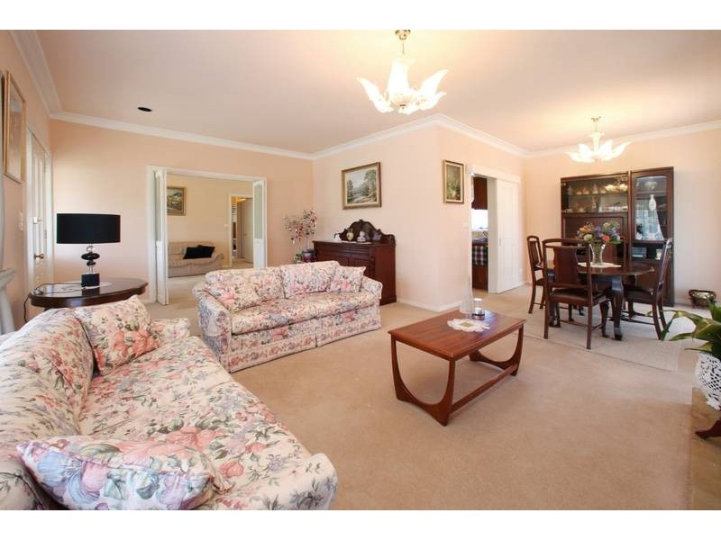 2 Severn Crescent, Rowville VIC 3178