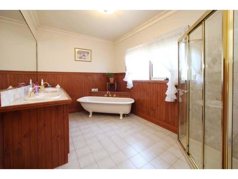 2 Severn Crescent, Rowville VIC 3178