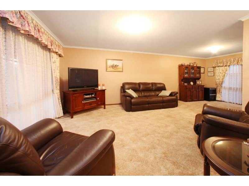 4 Woodside Drive, Rowville VIC 3178