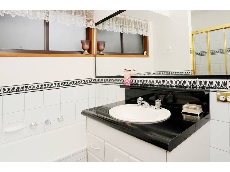 18 Burchall Crescent, Rowville VIC 3178