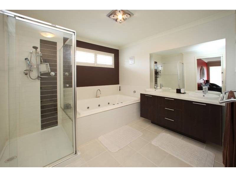 15 Paringa Drive, Ferntree Gully VIC 3156