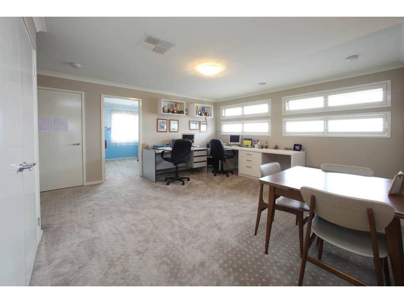 15 Paringa Drive, Ferntree Gully VIC 3156