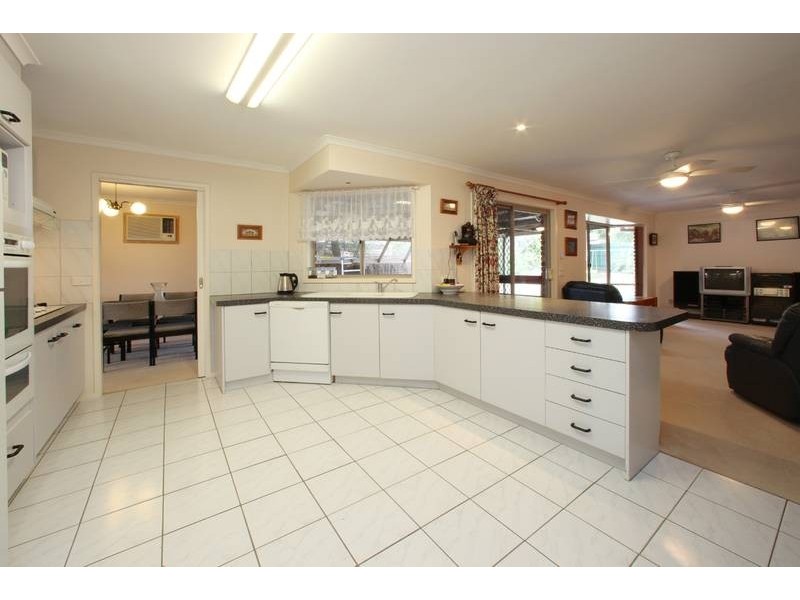 35 Valleyview Drive, Rowville VIC 3178