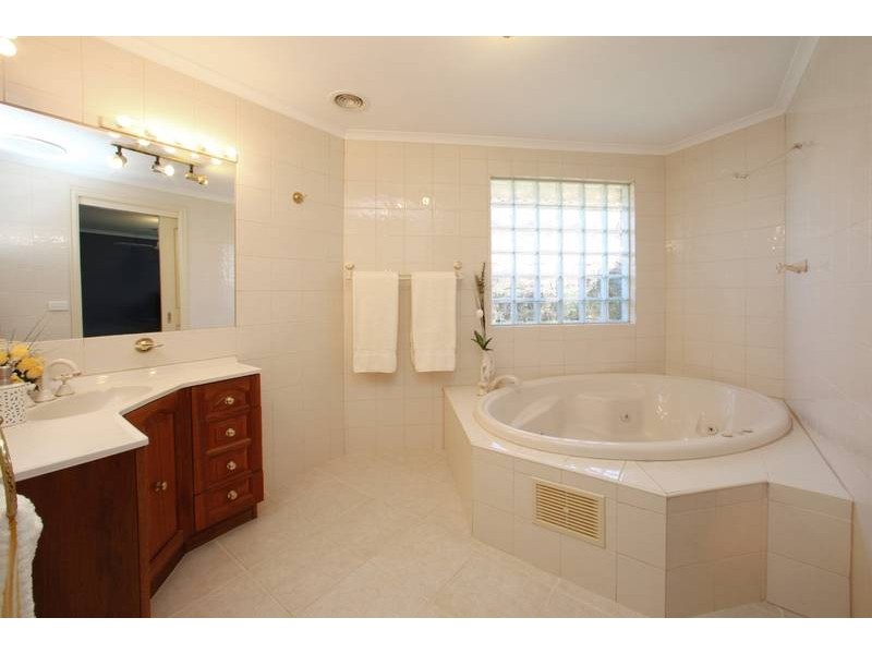 6 Zala Court, Rowville VIC 3178